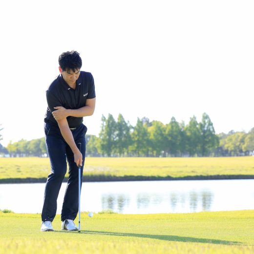 連載「吉田洋一郎の最新ゴルフレッスン」/プロのような片手アプローチをマスターする方法