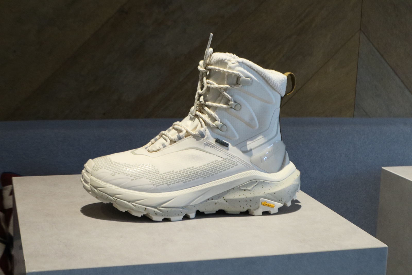 冬山も、街中も！ 秋冬に履きたいHOKAの新作ハイテクシューズ「KAHA 2