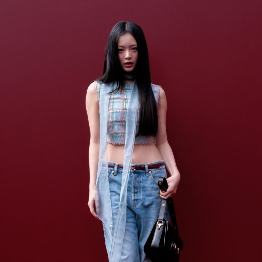 グッチ（GUCCI）2025年春夏コレクションに来場した、グローバル・ブランドアンバサダーを務めるNewJeans・ハニ（HANNI）。