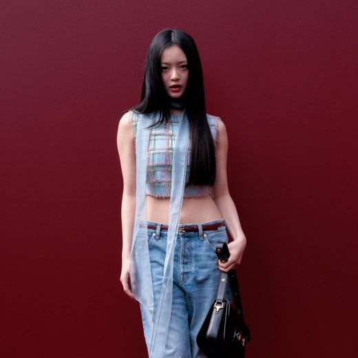 グッチ(GUCCI)2025年春夏コレクションに来場した、グローバル・ブランドアンバサダーを務めるNewJeans・ハニ(HANNI)。