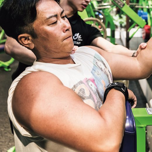 トレーニングをする五島学氏