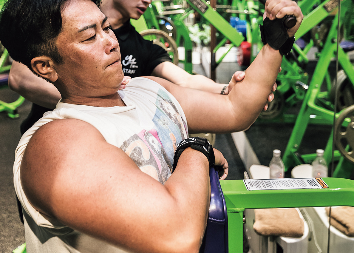 トレーニングをする五島学氏