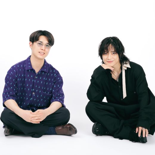 小説紹介クリエイターのけんご氏(左)とTHE RAMPAGEの岩谷翔吾氏(右)。
