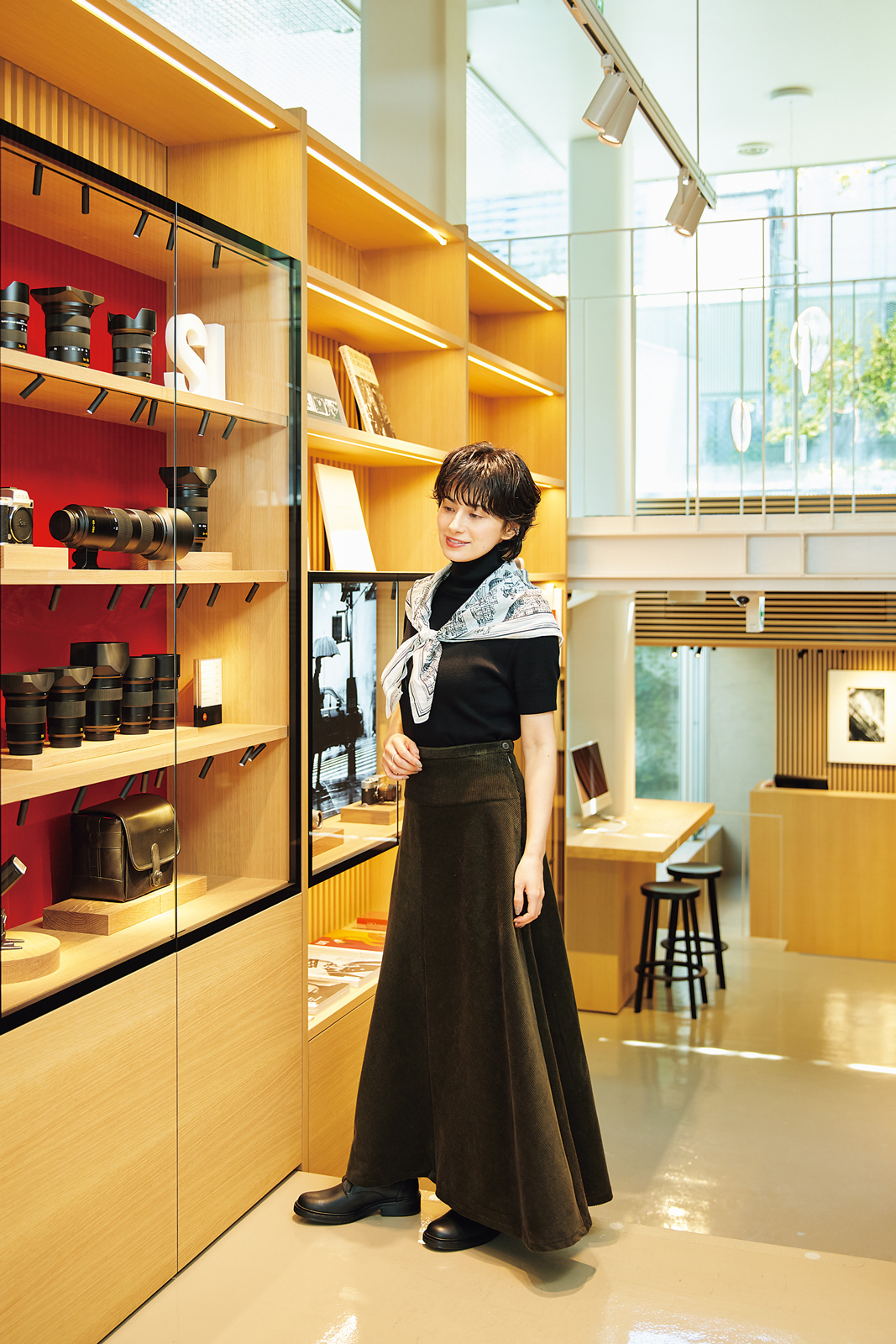 ライカ表参道店を見て回るホラン千秋さん