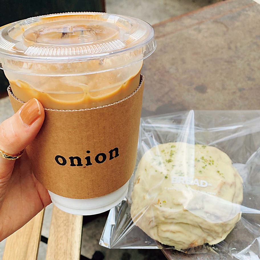 「cafe onion 聖水店」のカフェラテとデニッシュ