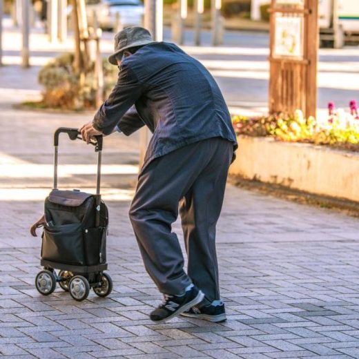 介護保険は「家族がいること」が前提? 増加する“老後ひとり難民”問題とは