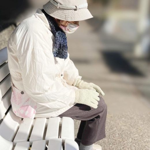 「老後ひとり難民」が直面する保証人問題。96%の介護施設で「本人以外の署名」が必要