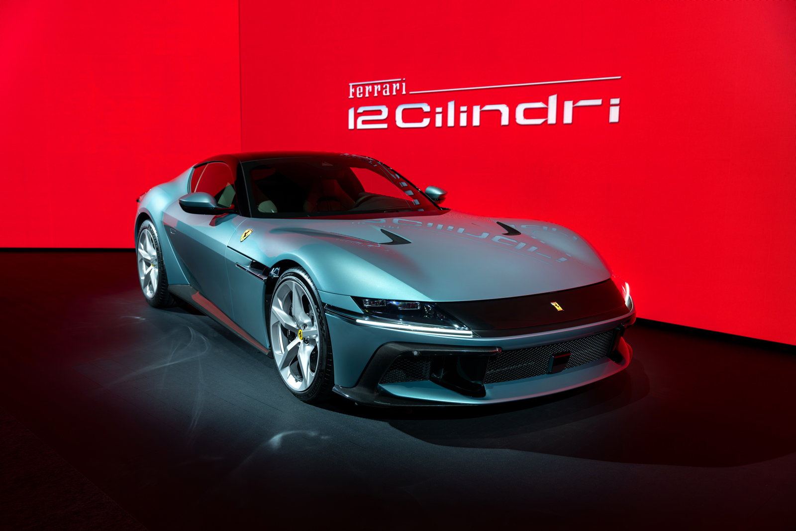 フェラーリ、V12エンジン搭載の新型スーパースポーツカー「12