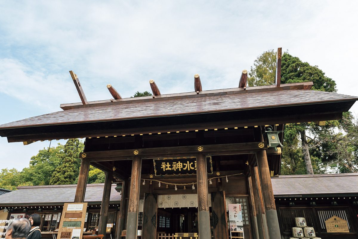 射水神社の本殿、外拝殿