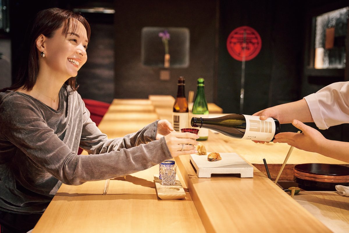 「麻布 黒しゃり」で日本酒を飲む乙黒えりさん