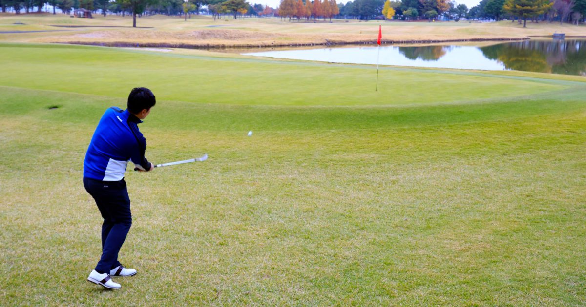 油断するゴルファーが意外と多い。グリーンエッジからカップまでの距離が短いアプローチの対処法