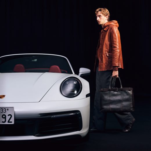 プラダのバッグとポルシェ 911 カレラ カブリオレ