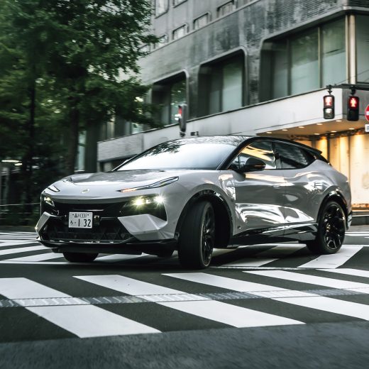 街中を走るロータス「エレトレ R」
