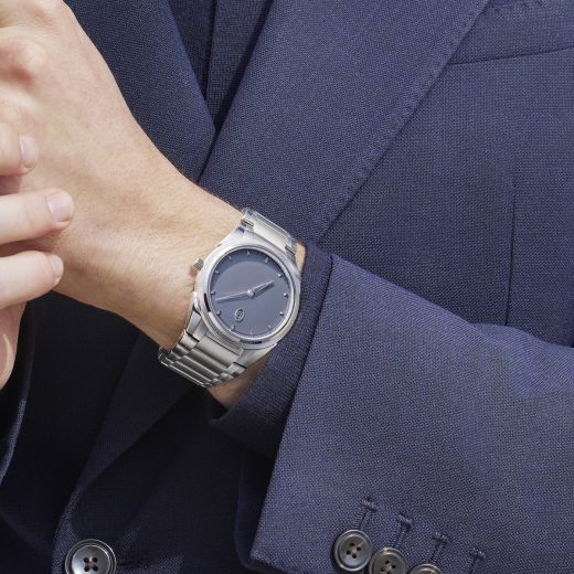 「トンダ PF マイクロローター プラチナ・ストーンブルー」男性が腕につけている