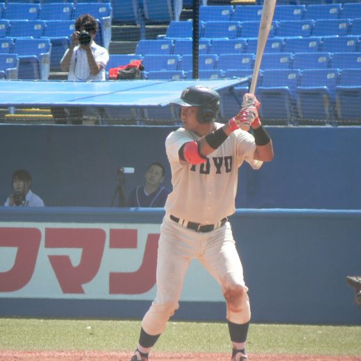 東洋大時代の佐藤都志也。