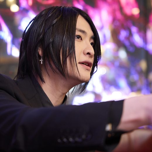 インタビューを受けるホストの心湊一希さん。