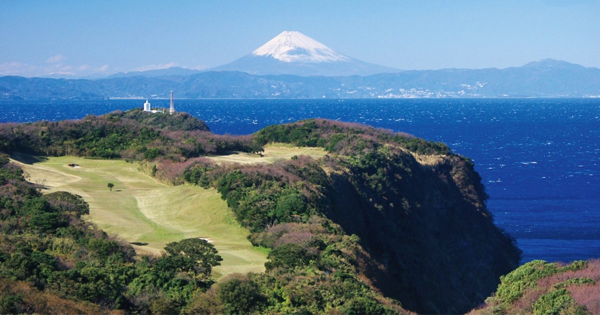 James Depas 風景画 145/225 限定版 ゴルフコースの風景 五島列島、伊豆大島。絶景の島ゴルフ2選 | GOETHE