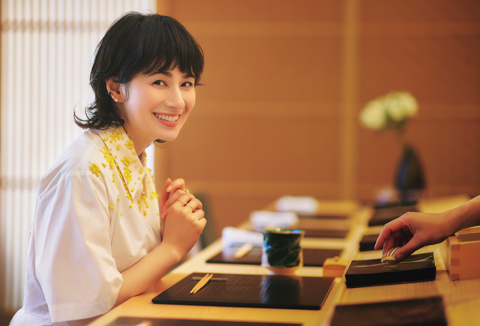 『寺子屋 すし匠』で寿司を頼むホラン千秋さん