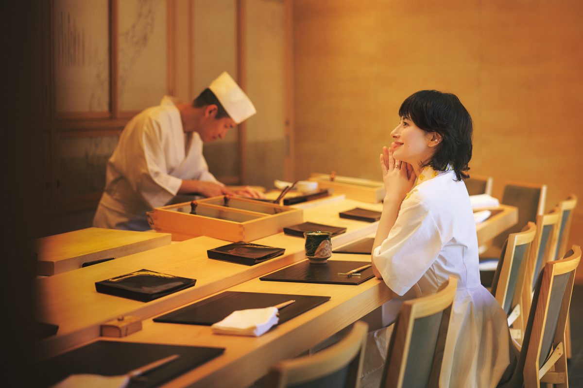 『寺子屋 すし匠』のカウンターに座るホラン千秋さん
