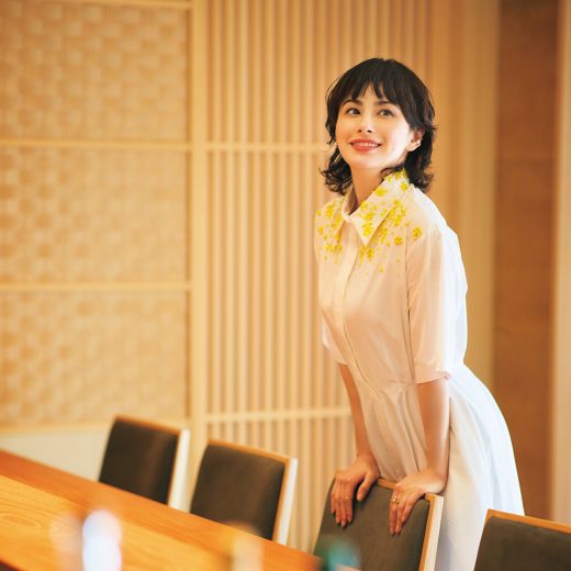 ウェイティングバーで待つホラン千秋さん