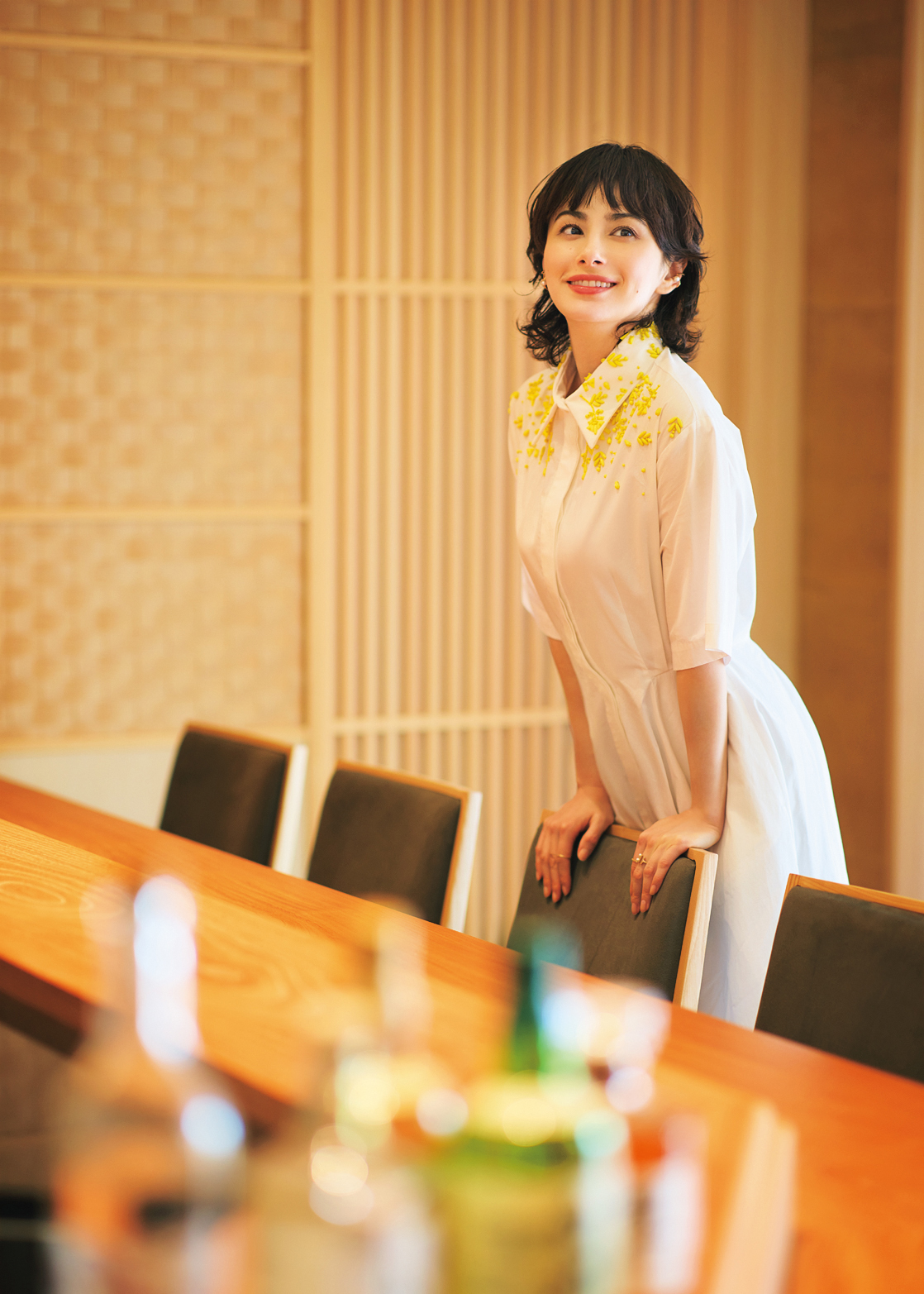 ウェイティングバーで待つホラン千秋さん