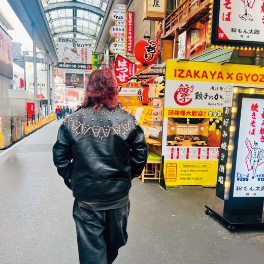 大阪を歩く森田恭通氏の後ろ姿