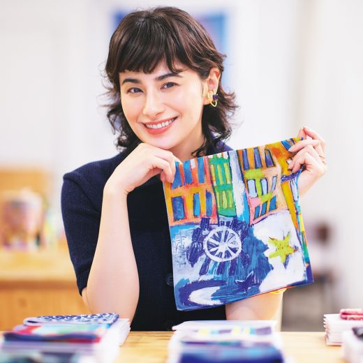 「ヘラルボニー ラボラトリー ギンザ」の商品を手に取るホラン千秋さん
