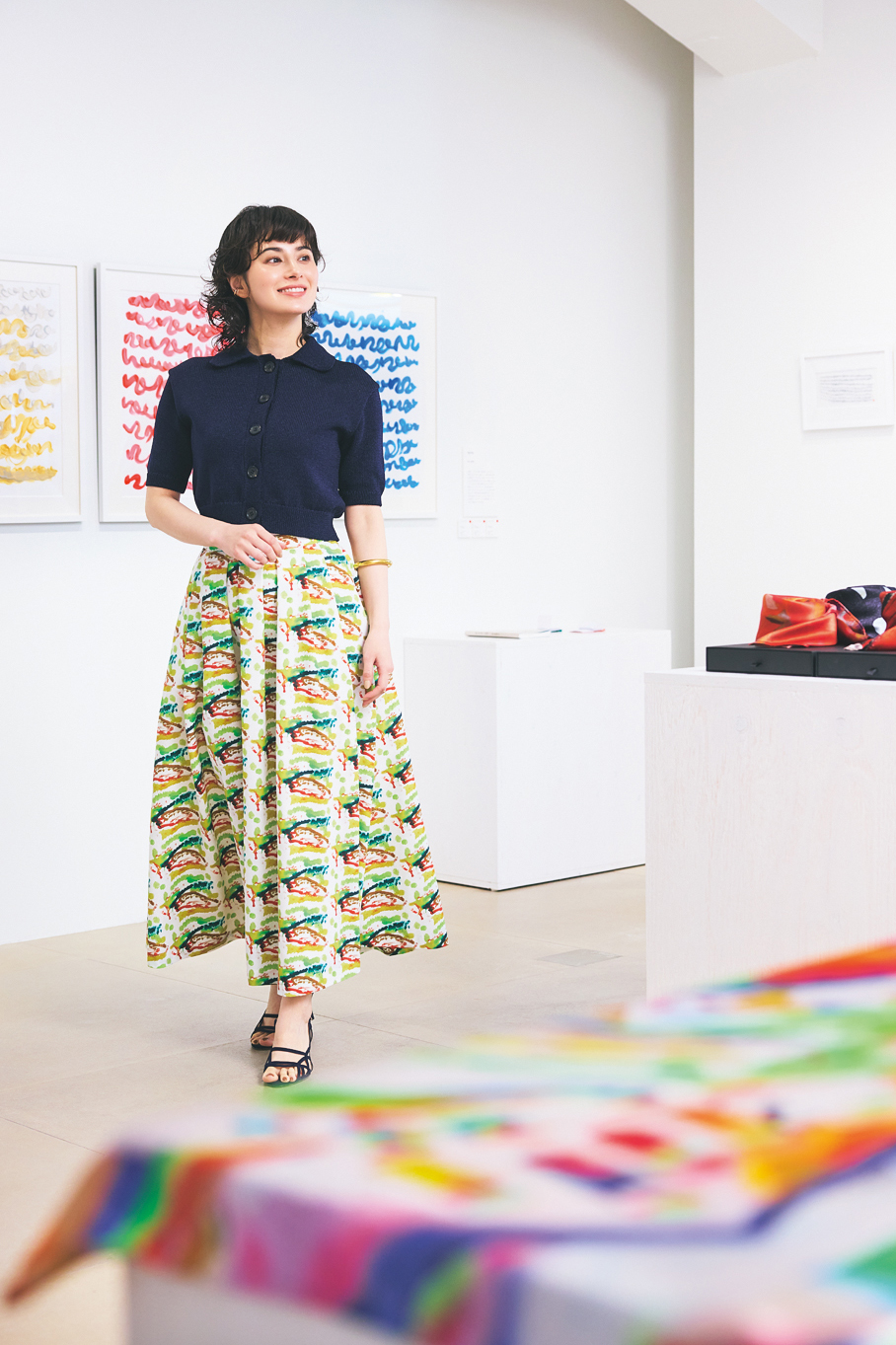 「ヘラルボニー ラボラトリー ギンザ」に立つホラン千秋さん