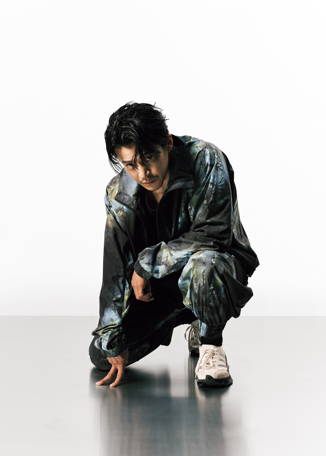 しゃがむ小栗旬氏