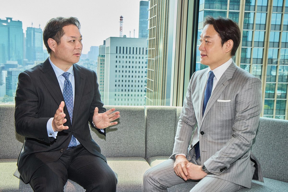 U-ZERO 代表取締役 CEO兼CPOの三村真宗氏と、富士通 執行役員専務 エンタープライズ事業 CEOの福田譲氏