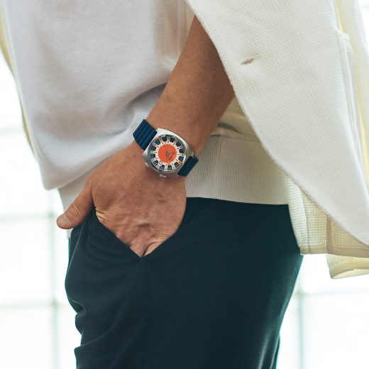 ジラール・ペルゴ「ディープ ダイバー」を着用する男性