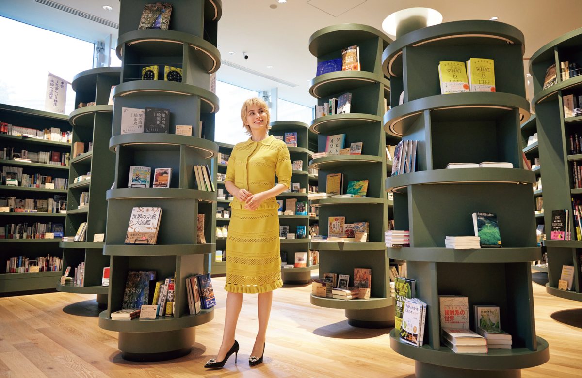 「magmabooks」の店内に立つホラン千秋さん