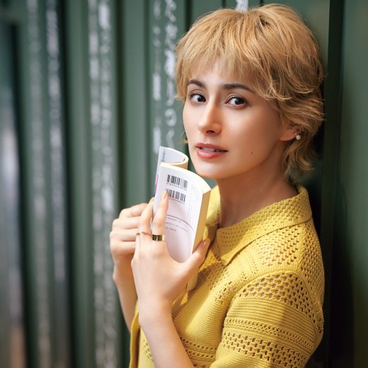 本を持つホラン千秋さん