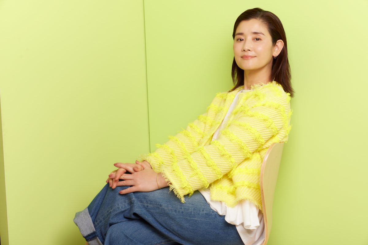 座っている石田ひかり