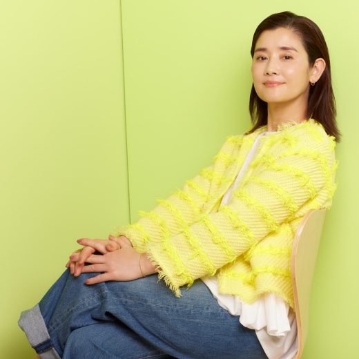 座っている石田ひかり