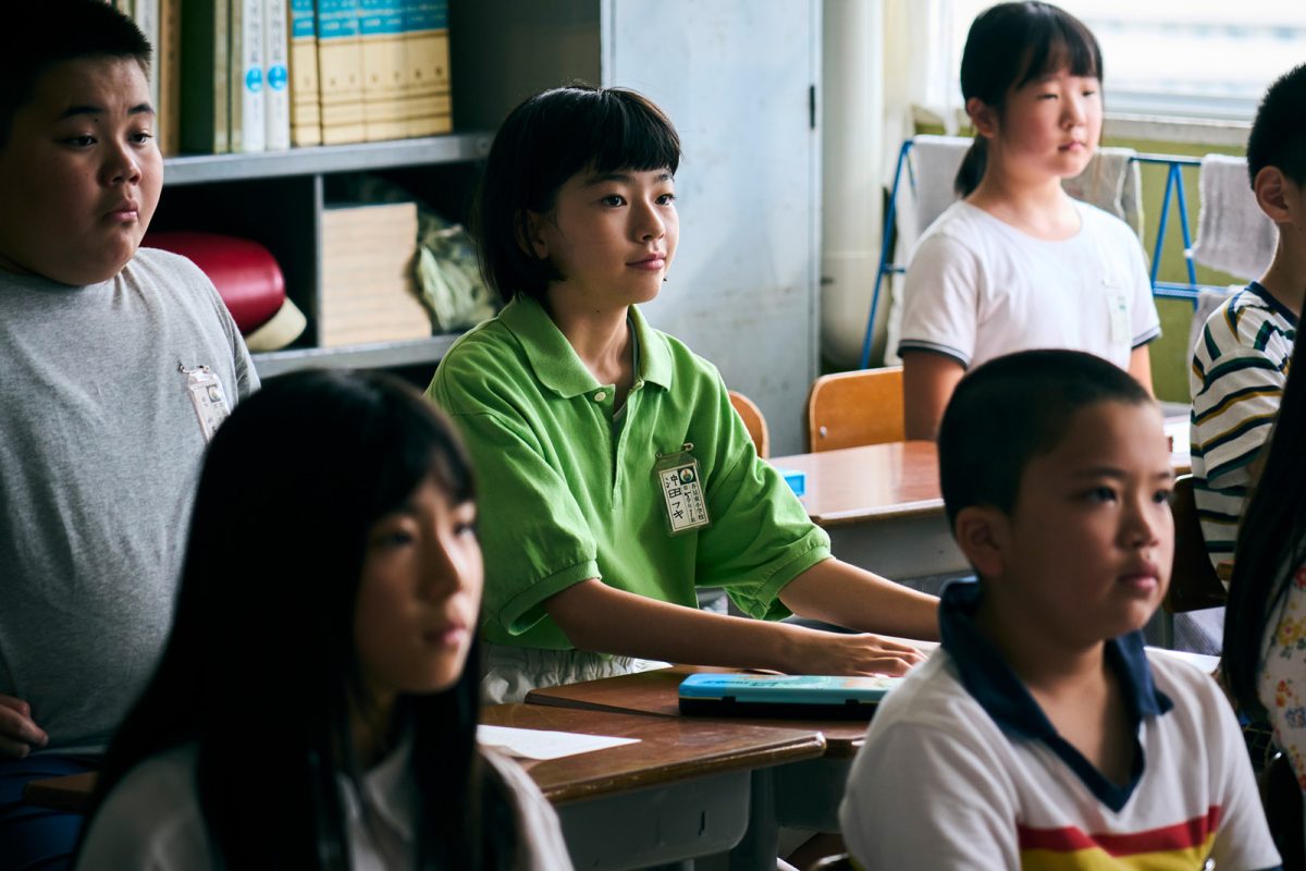 映画『ルノワール』の場面写真／教室で座っているフキ
