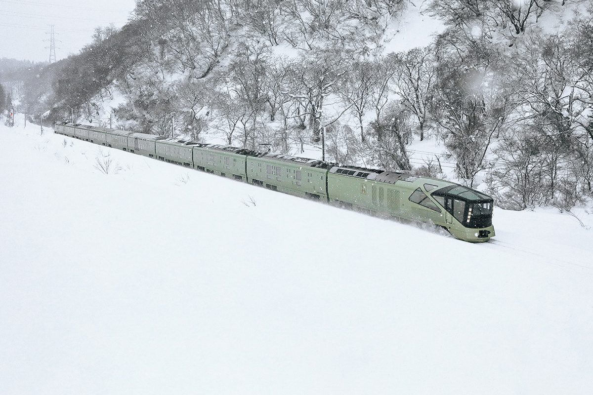 雪景色を走る「トランスイート四季島」