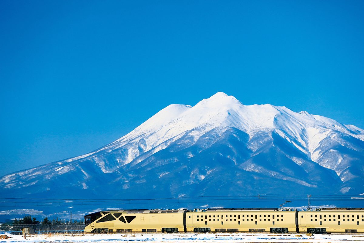 岩木山の麓を走る「トランスイート四季島」