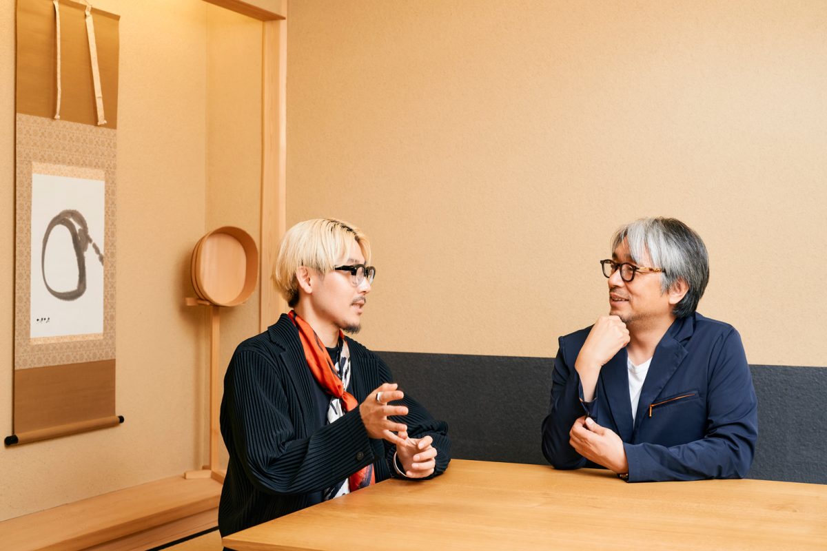 談笑する松田崇弥氏と小山薫堂氏