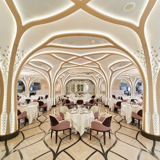 「セブンシーズ グランデュアー」のメインダイニングルーム