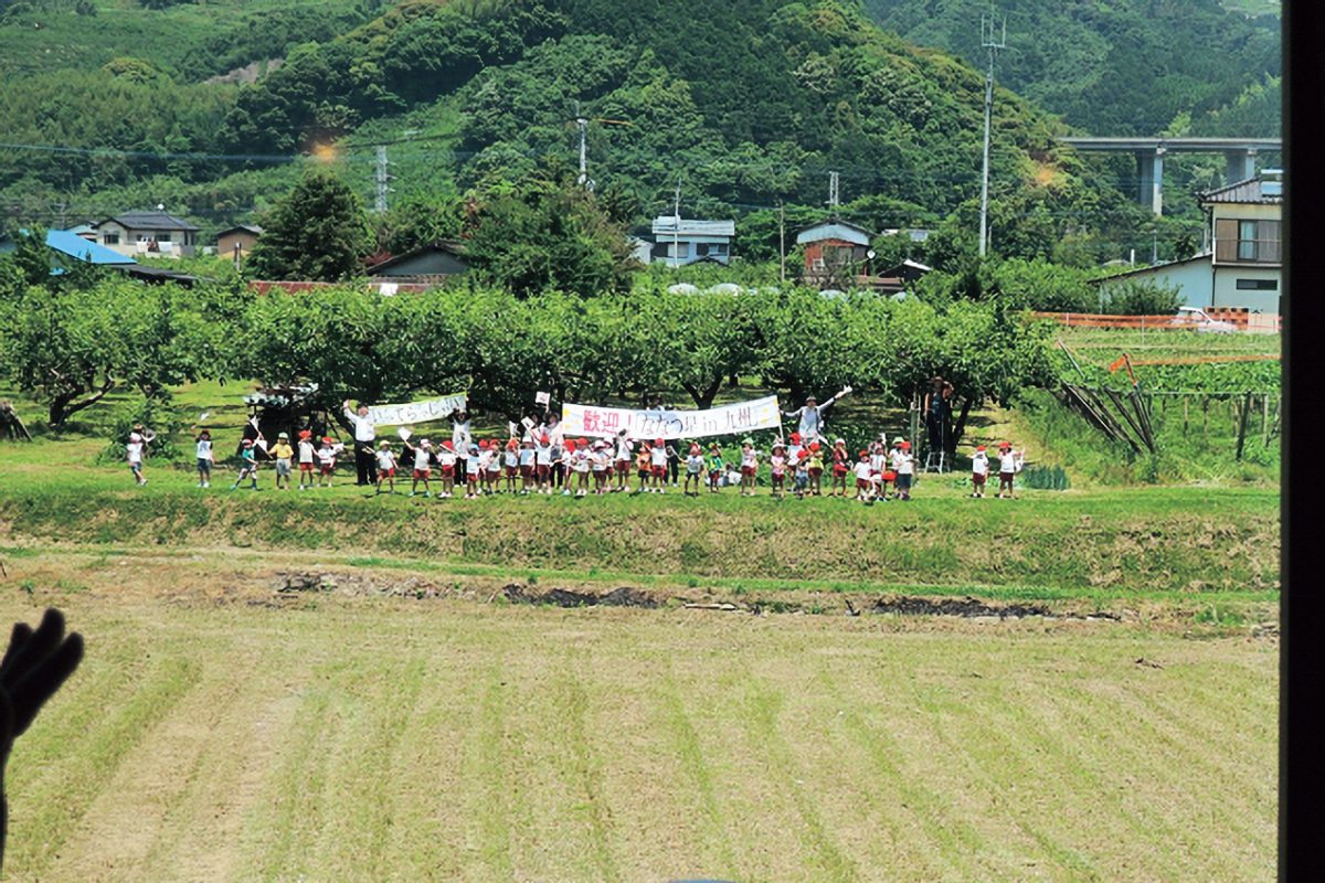 子供たちが手を振る光景