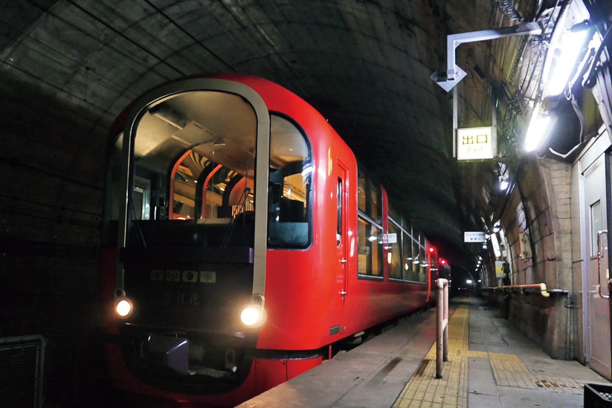 『雪月花』が停車する筒石駅