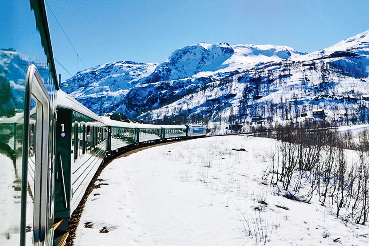 雪景色を走る「フロム鉄道」