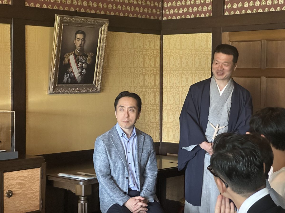 右:杉本の原作を能本に整えた能楽師の川口晃平(能楽シテ方観世流)、左:演出を担当する大島輝久(能楽シテ方喜多流)