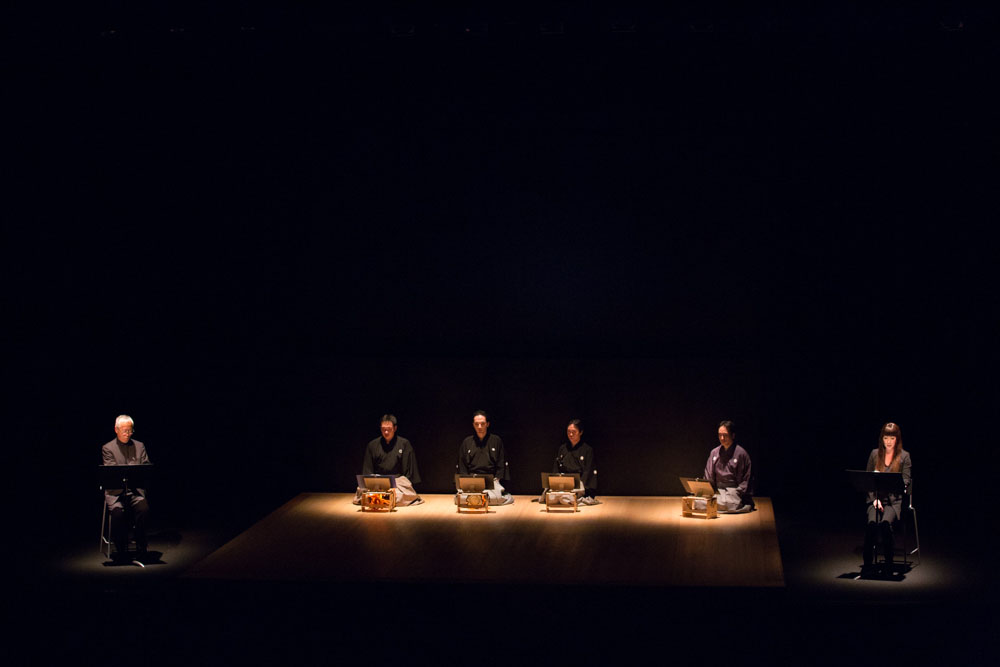 2015年に上演された朗読能『春の便り~能「巣鴨塚」より~』。出演は杉本博司と余貴美子