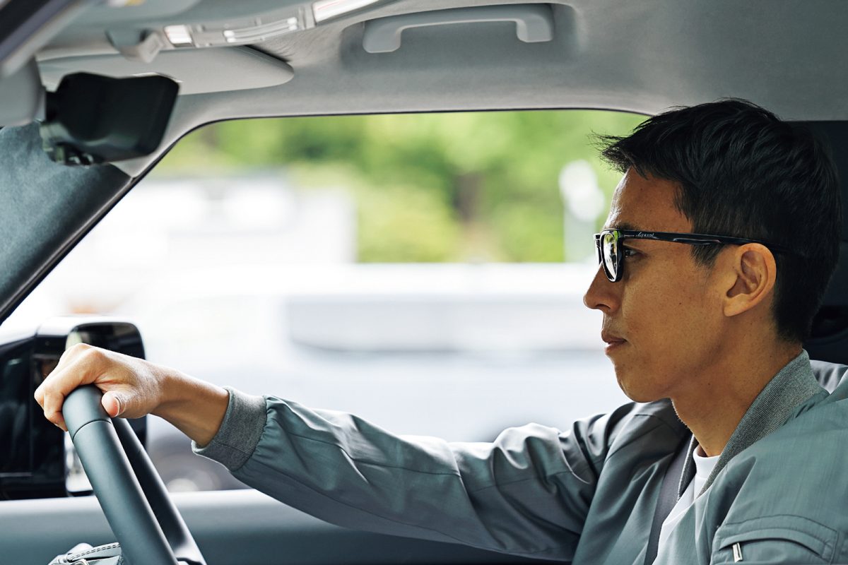Eyevolのサングラスをかけて運転する長谷部誠氏