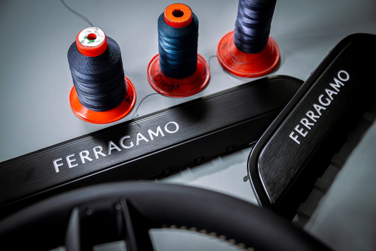 白の「FERRAGAMO」ロゴ