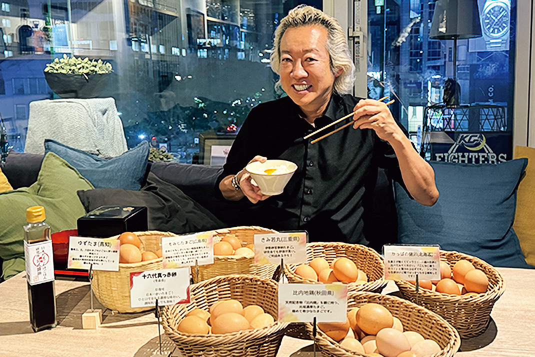「zicca」の卵かけご飯を食べる福田氏