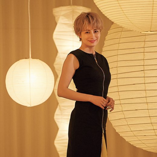 「OZEKI Tokyo Gallery」の店内に立つホラン千秋さん