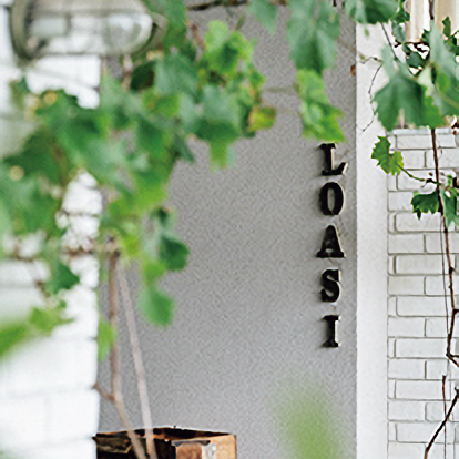 「L’OASI」のサイン